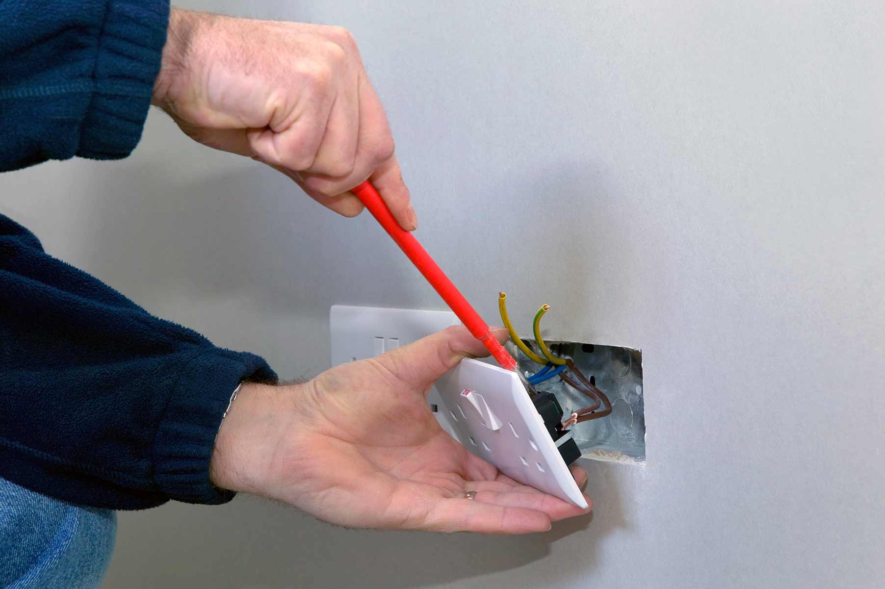 Our electricians can install plug sockets for domestic and commercial proeprties in Kingston Upon Hull and the local area. 
